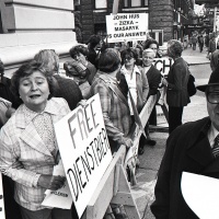 Foto Jan Lukas – Slávka Peroutková, Dr. Bohumír Bunza, vlevo vzadu M. Lukasová - demonstrace na podporu Charty 77, 1979