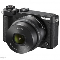 Nikon 1 J5 s objektivem 1 Nikkor 10–30 mm F3,5–5,6 VR PD-ZOOM