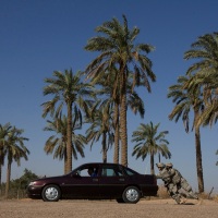 © GORAN TOMAŠEVIČ, Reuters: Američtí vojáci roztlačují u Bagdádu auto Iráčana. Irák,13. 6. 2007 / American soldiers push a car belonging to an Iraqi man near Baghdad, Iraq, 13 June 2007