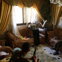 © GORAN TOMAŠEVIČ, Reuters: Voják Svobodné syrské armády střílí z pokoje domu v Aleppu, Syrie 14. 8. 2012 / Soldier of the Free Syrian Army shoots from a house in Aleppo, Syria, 14 August 2012