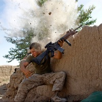 © GORAN TOMAŠEVIČ, Reuters: Seržant amerického námořnictva čelí palbě Tálibanu, Afghánistán, 18. května 2008 / Sergeant of US Marine Corps faces Taliban attack, Afghanistan, 18 May 2008