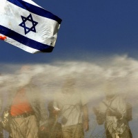 © GORAN TOMAŠEVIČ, Reuters: Demonstrant s izraelskou vlajkou v palbě vodního děla, Gaza 18. 8. 2005 / Demonstrator holding an Israeli flag in the line of water cannon, Gaza, 18 July 2005