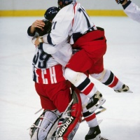 © JIŘÍ KOLIŠ, www.kolis.cz: Hokejisté České republiky po vítězném finále – ZOH Nagano 1998 / Czech icehockey players after winning the final – Winter Olympic Games Nagano 1998