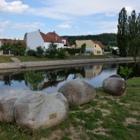 ohnisko 18 mm, F8