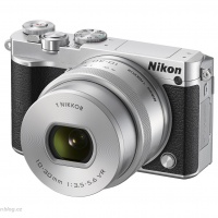 Nikon 1 J5 s objektivem 1 Nikkor 10–30 mm F3,5–5,6 VR PD-ZOOM