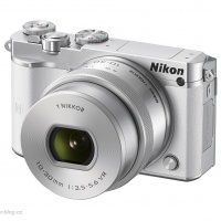 Nikon 1 J5 s objektivem 1 Nikkor 10–30 mm F3,5–5,6 VR PD-ZOOM