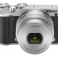 Nikon 1 J5 s objektivem 1 Nikkor 10–30 mm F3,5–5,6 VR PD-ZOOM