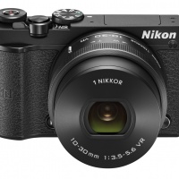 Nikon 1 J5 s objektivem 1 Nikkor 10–30 mm F3,5–5,6 VR PD-ZOOM
