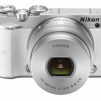 Nikon 1 J5 s objektivem 1 Nikkor 10–30 mm F3,5–5,6 VR PD-ZOOM