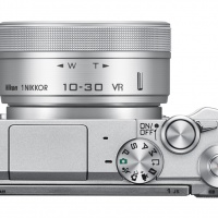 Nikon 1 J5 s objektivem 1 Nikkor 10–30 mm F3,5–5,6 VR PD-ZOOM