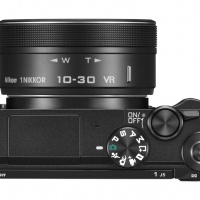 Nikon 1 J5 s objektivem 1 Nikkor 10–30 mm F3,5–5,6 VR PD-ZOOM