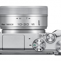Nikon 1 J5 s objektivem 1 Nikkor 10–30 mm F3,5–5,6 VR PD-ZOOM