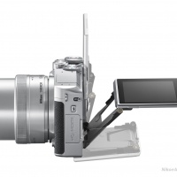 Nikon 1 J5 s objektivem 1 Nikkor 10–30 mm F3,5–5,6 VR PD-ZOOM
