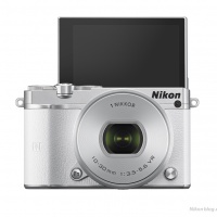 Nikon 1 J5 s objektivem 1 Nikkor 10–30 mm F3,5–5,6 VR PD-ZOOM