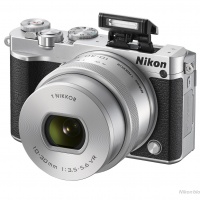 Nikon 1 J5 s objektivem 1 Nikkor 10–30 mm F3,5–5,6 VR PD-ZOOM