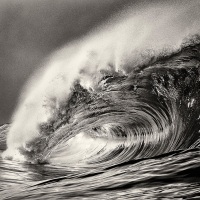 Příběhy divokého oceánu / Wild Ocean Stories © George Karbus: Severní Atlantik je jeden s nejdivočejších oceánů světa. Během zimy obrovské vlny bičují irské pobřeží. / The Northern Atlantic is one of the world’s wildest oceans. In the winter, huge waves whip the Irish coastline.