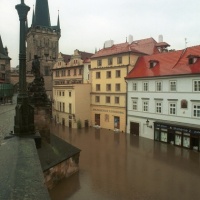 Praha pod vodou / Prague underwater © JAN TŘEŠTÍK: Okolí Karlova mostu v okamžiku, kdy voda vzdor protipovodňovým hrázím už zcela zaplavila Kampu, 13. 8. 2002 / The area around Charles Bridge at the moment when water completely flooded Kampa Island, despote the flood kontrol barriers, August 13th 2002
