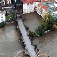 Praha pod vodou / Prague underwater © JAN ZATORSKY: Karlův most 13.8.2002 ve 12.30 hod. Instalovaný jeřáb má včas odklízet nebezpečné předměty, které by mohly pilíře nejslavnější české historické památky ohrozit / Charles Bridge, August 13th 2002 at 12.30 p.m. The crane is supposed to remove all the dangerous objects which could damage the abutments of the very famous Czech historical monument