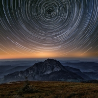 Startrails (Malá Fatra) | Foto Václav Hýža | Panorama z 85 snímků. Krajina: 4 snímky, 4× EBKT, ISO 100, F7,1, 2–28 s. Hvězdy: 76 snímků + 5× DF. ISO 800, F2,8, 120 s