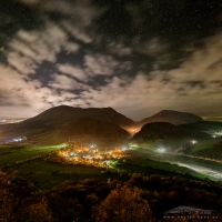 Soutěsky (Strážovské a Súlovské vrchy) | Foto Václav Hýža | Panorama složené ze 14 snímků. Krajina: 9 snímků + 3 DF, 3× EBKT (ISO 3 200, F4,5, 252, 73 a 13 s). Hvězdy: 1 snímek + 1 DF (ISO 12 800, F3,2, 13 s)