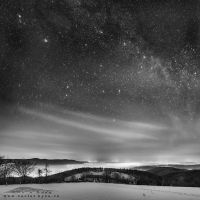 Zimní loučka (Slezské Beskydy – Loučka) | Foto Václav Hýža | Panorama z 66 snímků, 3× plošně. Krajina: 24 snímků, 6× EBKT. Hvězdy: 42 snímků ve 2 řadách