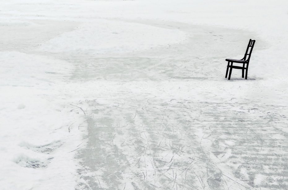 Židle pro bruslaře na zamrzlém rybníku | Foto Květačka Květa