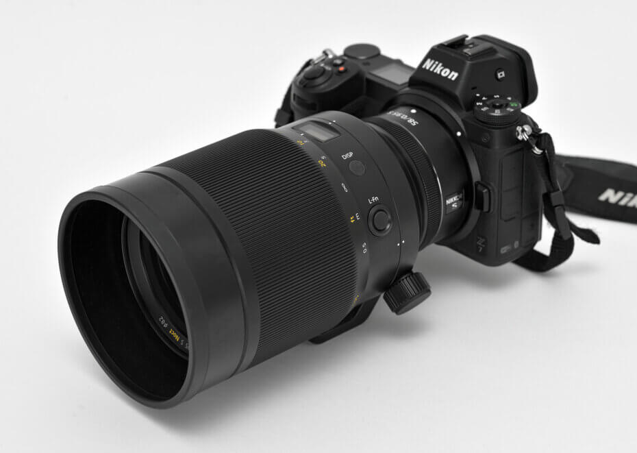 Nikkor Z 58 mm f/0,95 mm S Noct s nasazenou sluneční clonou na těle Nikon Z 7