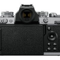 Ani zadní strana Nikonu Z fc neposkytuje žádné ergonomické prvky