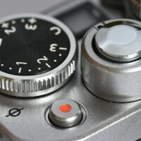 Detail Nikonu Z fc | clona F16, čas 0,6 s, ISO 64, korekce EV -2/3