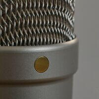 Detail studiového mikrofonu | clona F22, čas 1/60 s, ISO 900, korekce EV -1