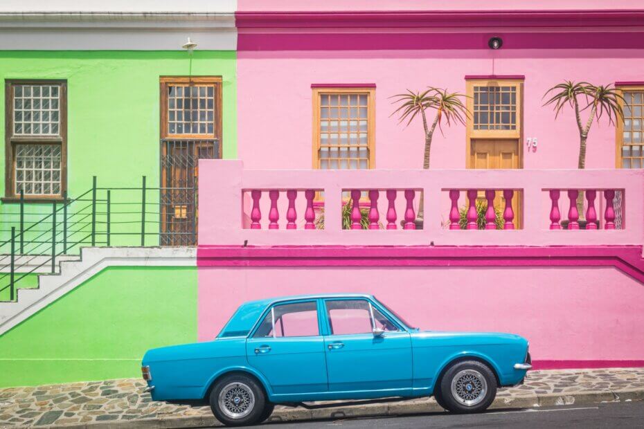 Barvy domu jsou sice komplementární, auto s nimi ale kontrastuje „teoreticky nevhodnou“ barvou. Tím však scénu oživuje, dává jí „drajv“. Zkuste si snímek představit bez něj – byla by to taková akademická nuda :-) | Foto Claudio Fonte, zdroj Unsplash