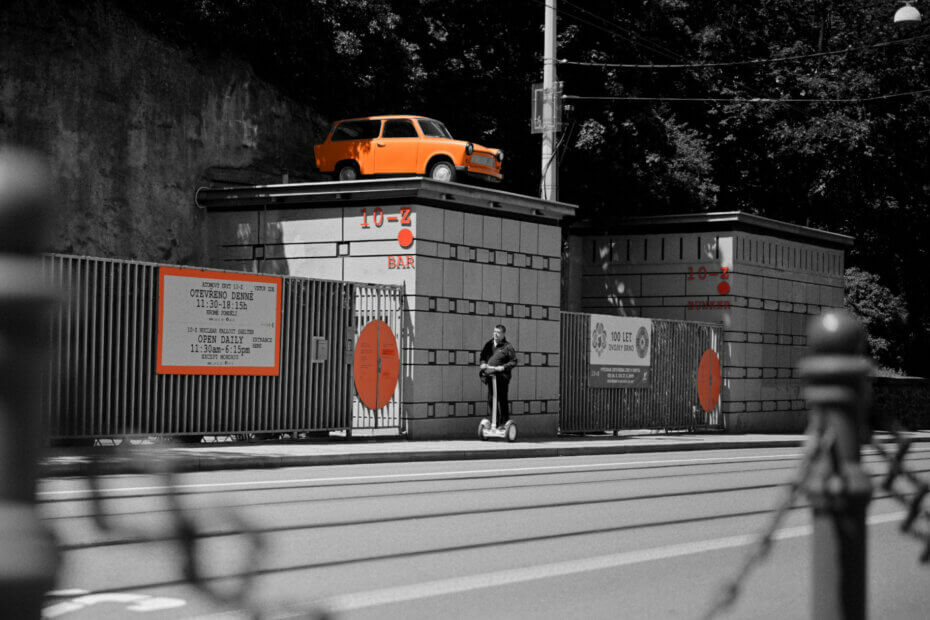 I kdybych nechal barevného jenom Trabanta na střeše atomového bunkru v brněnské Husově ulici, pořád by to bylo klišé jako Brno :-)
