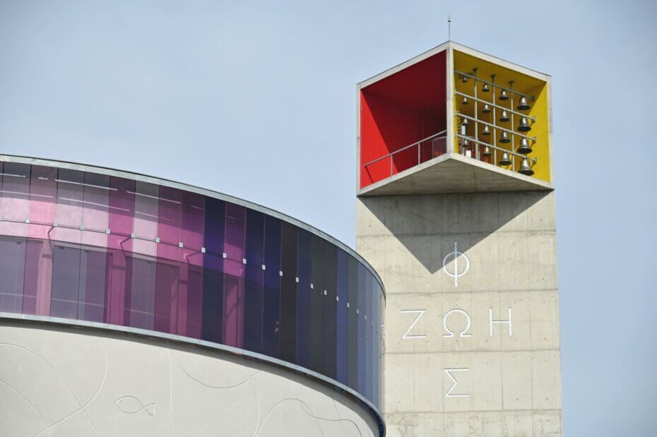 Červená a žlutá na věži moderní sakrální architektury sice nepředstavují přesně komplementární barvy, nicméně i tak spolu pěkně ladí. Na proskleném oblouku pak vidíte téměř dokonalou ukázku harmonických barev. | Foto Petr Lindner