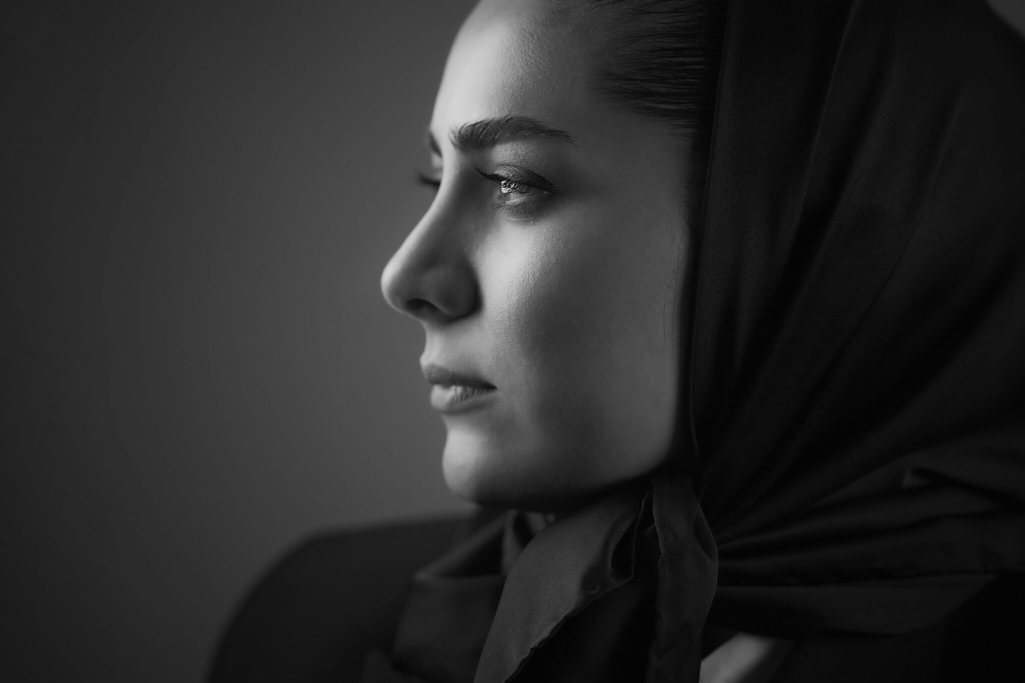 Měkké směrové světlo sametově potáhne tvář portrétované osoby. Jemnější gradace, méně strmé přechody mezi světlem a stínem. Foto: Fakurian Design on Unsplash