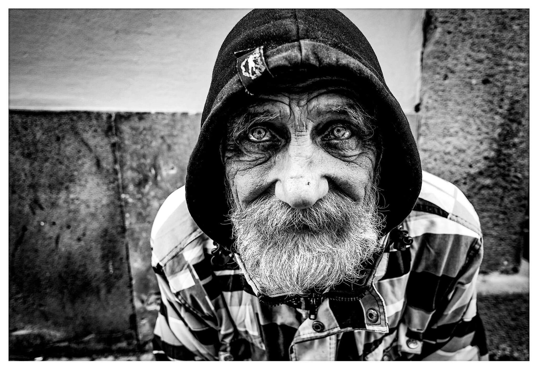 Vítězná fotografie 1. kola soutěže Fotka Nikonblogu 2022 na téma Černobílý portrét | V tváři celý život… Praha, muž bez domova | Foto Jan Kočičák Kočí