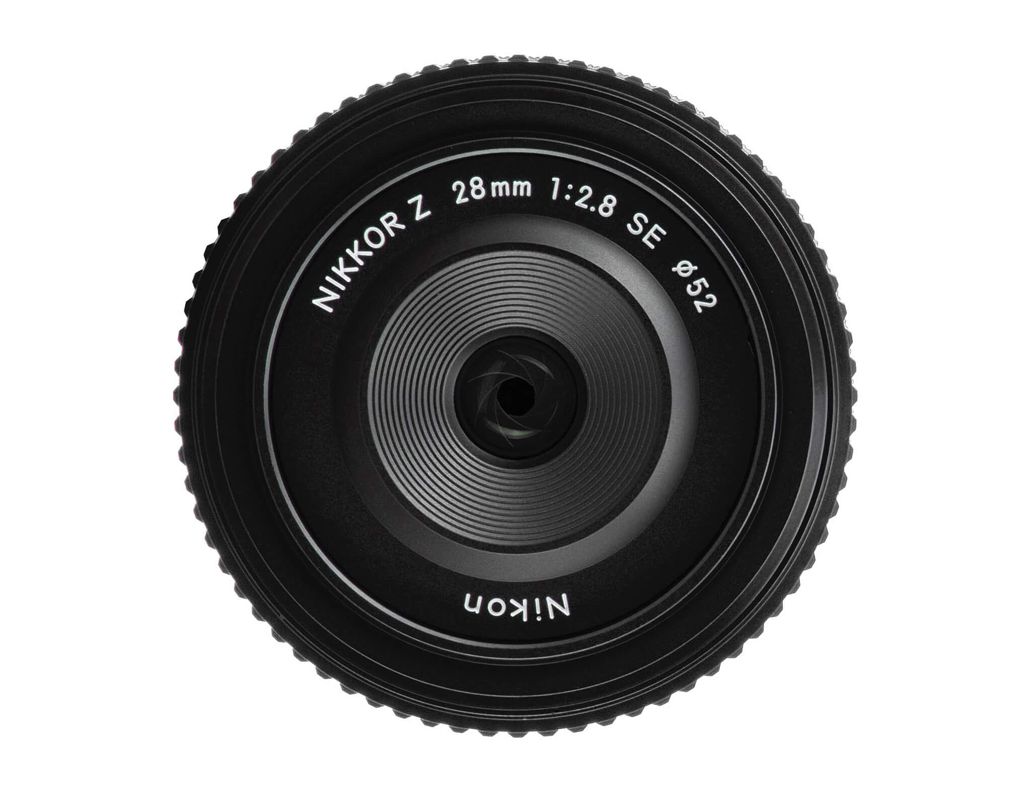 Všimněte si, že ve verzi SE, má Nikkor Z 28 mm f/2,8 SE také „retro popisky“ ve fontu, respektive imitaci gravírování popisků objektivů, které se používalo na objektivech Nikkor AI z přelomu 70. a 80. let minulého století