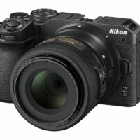 Nikon Z 30 s objektivem AF-S DX NIKKOR 35 mm f/1,8, nasazeným přes adaptér FTZ II