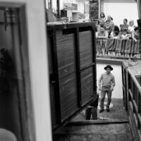 Vítězná fotografie 4. kola soutěže Fotka Nikonblogu 2022 na téma Reportáž s cest (série) | Lenka Zavadilová: Azory – vypouštění býků do ulic 1/8
