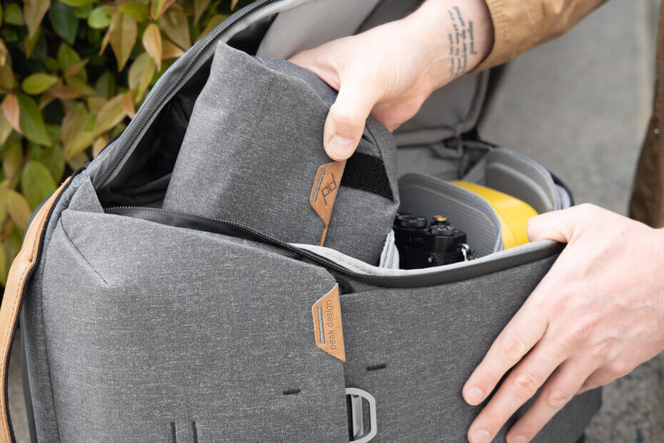 Field Pouch můžete využít také jako vložku/organizér na drobnosti do většího zavazadla | Zdroj foto Peak Design