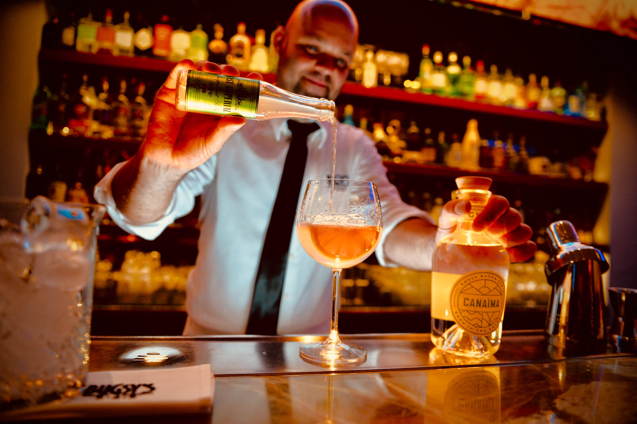 Bugsys Bar šéfbarman Jan Braniš připravuje koktejl z ginu Canaïma. Foceno pro Warehouse1/UPB | Nikon D4 + AF-S NIKKOR 24–70 mm f/2,8G ED |Přisvíceno Fomei LED MINI RGB 12