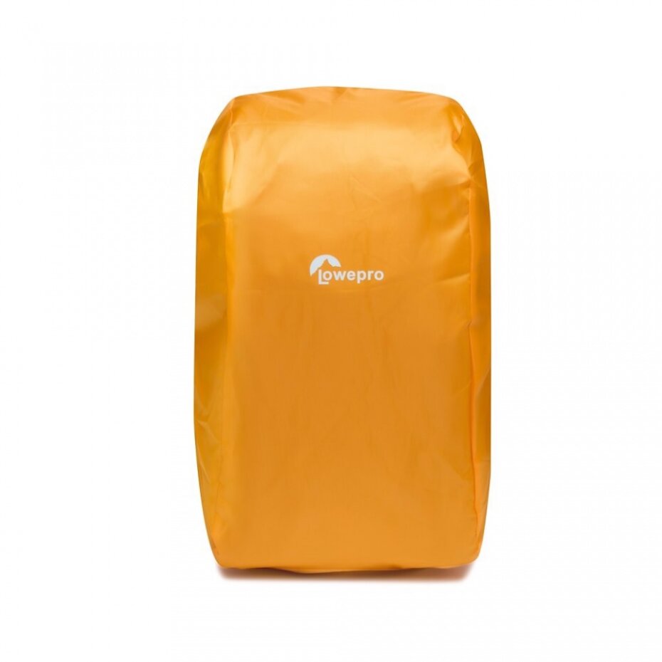Nasazená pláštěnka výrazné oranžové barvy může sloužit také jako „maják“ v mlze :-) | Zdroj foto Lowepro