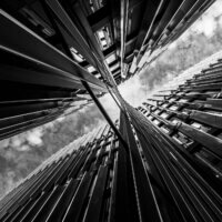 Vítězná fotografie 2. kola soutěže Fotka Nikonblogu 2023 na téma Moderní architektura | Mezi dvěma světy (Tak jsem pojmenoval jednu z nejzajímavějších staveb v Praze na Pankráci, Main Point) | Foto Jiří Čondl