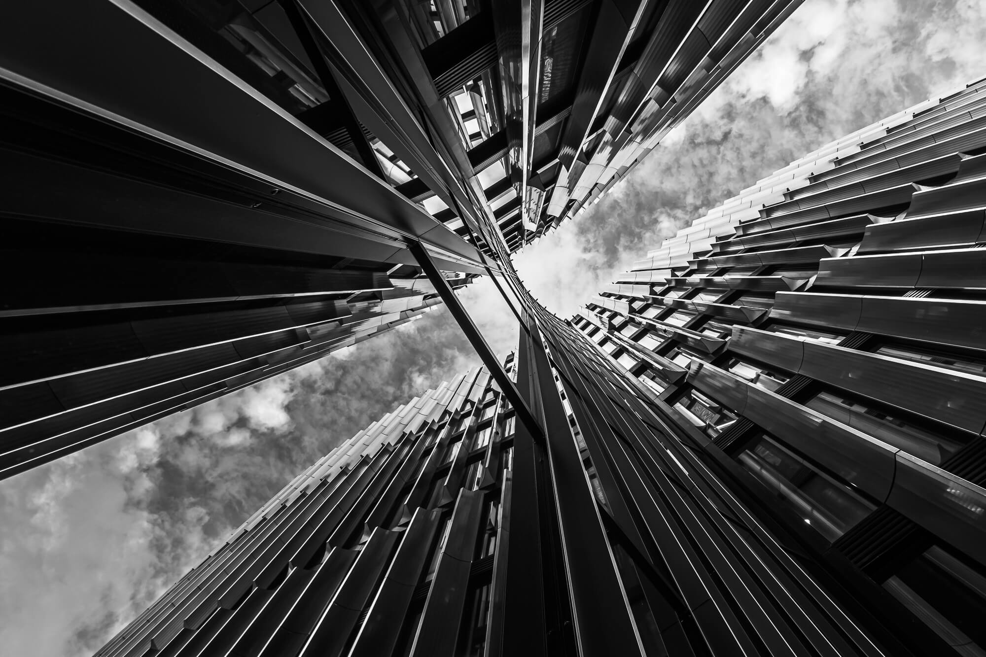 Vítězná fotografie 2. kola soutěže Fotka Nikonblogu 2023 na téma Moderní architektura | Mezi dvěma světy (Tak jsem pojmenoval jednu z nejzajímavějších staveb v Praze na Pankráci, Main Point) | Foto Jiří Čondl