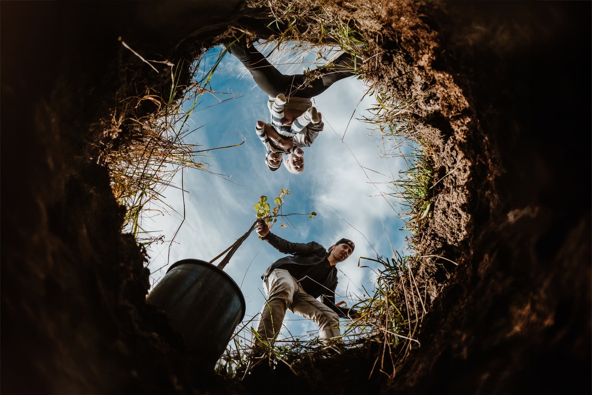 Vítězná fotografie 5. kola soutěže Fotka Nikonblogu 2023 na téma Příroda v zajetí člověka: Jak jsme synovi zasadili lípu nad městem | Foto Jan Martinek