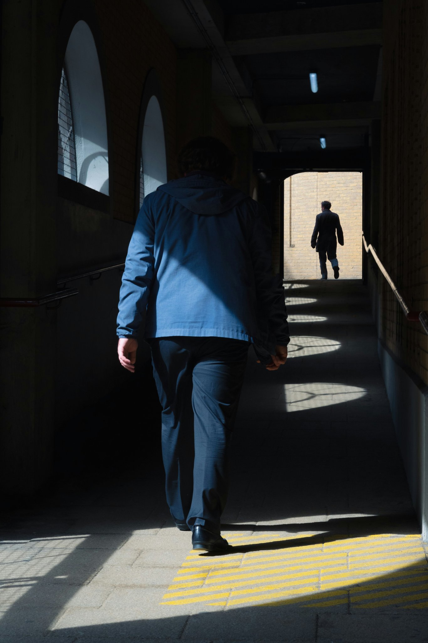 Ostatně kontrastní světlo je velmi oblíbené mezi street fotografy a siluety zde nejsou ničím výjimečným. Puristé by možná tento snímek do kategorie siluet nezařadili, ale myslím, že jisté typické prvky v něm jsou nepřehlédnutelné. Možná kdyby autor zbytečně nesnižoval kontrast… | Foto Craig Whitehead, Unsplash.com