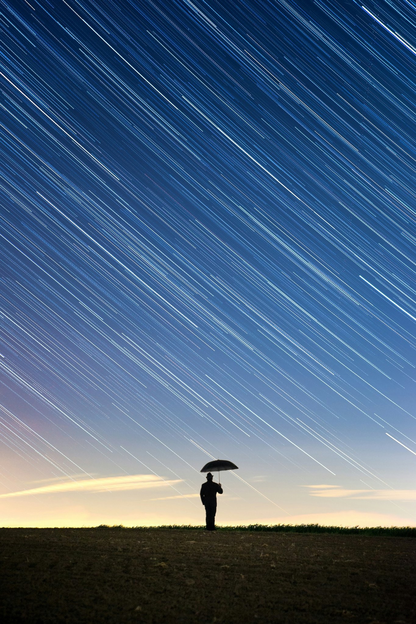 Noční obloha ještě jednou, tentokrát ale z jiného důvodu. Vtip, v tom je ten vtip :-) Vtipné momenty patří do skoro každého žánru fotografie, tak proč je nevyužít i při focení siluet. (Zde se ale velmi pravděpodobně jedná o montáž dvou fotografií.) | Foto Evgeni Tcherkasski, Unsplash.com