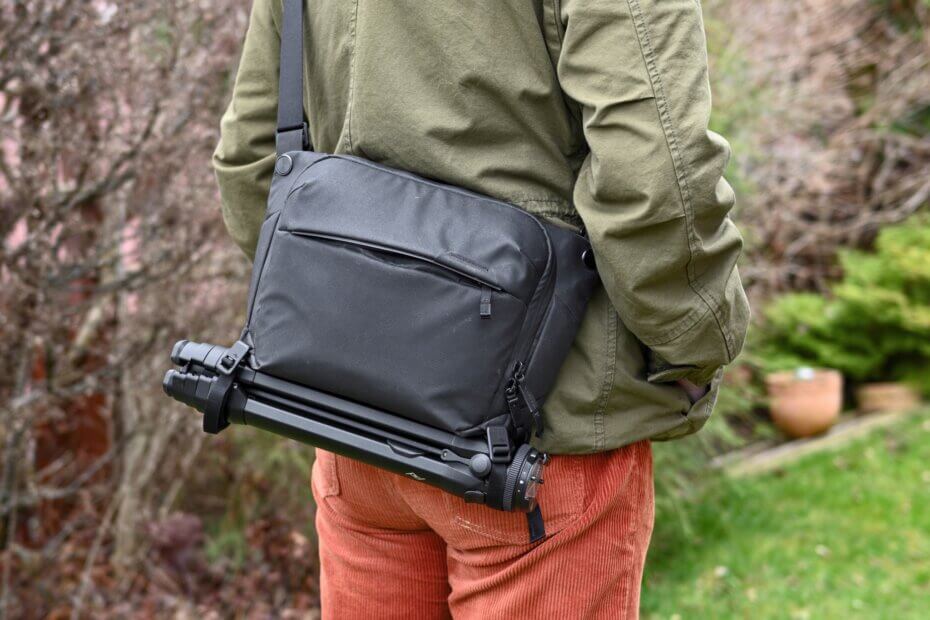 Šestilitrový Everyday Sling od Peak Designu je se stativem Travel Tripod dobrý kámoš