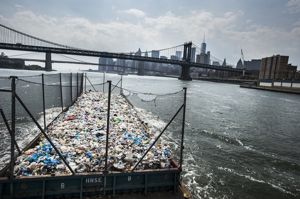 New York, květen 2016 | Odpadní loď převáží plast z Bronxu a části Queens do recyklačního závodu v Brooklynu | Foto Kadir van Lohuizen